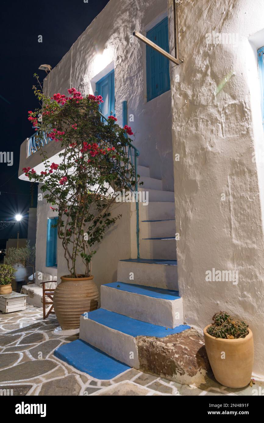 Charakteristisches Haus mit blau bemalten Treppen im Dorf Plaka, Milos Stockfoto