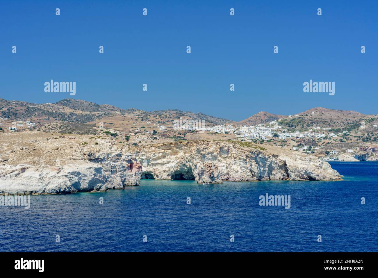 Blick auf die Küste der Insel Kimolos mit dem Dorf Chorio auf dem Hügel Stockfoto