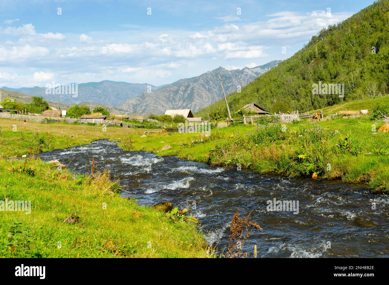 Männerübungen an der Bar zwischen den Bergen Altai. Stockfoto