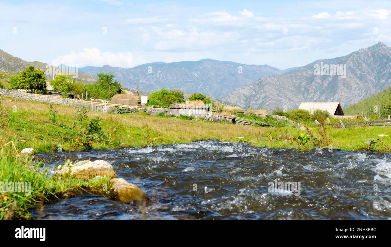 Männerübungen an der Bar zwischen den Bergen Altai. Stockfoto