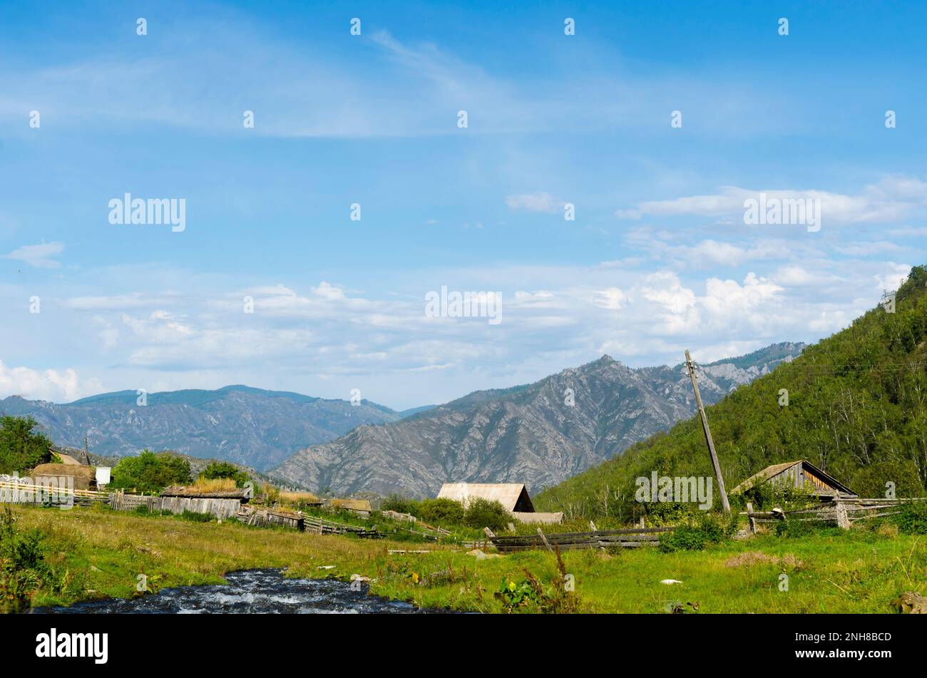 Männerübungen an der Bar zwischen den Bergen Altai. Stockfoto