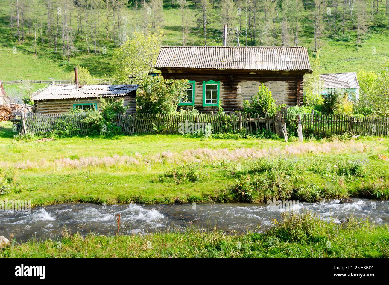 Männerübungen an der Bar zwischen den Bergen Altai. Stockfoto