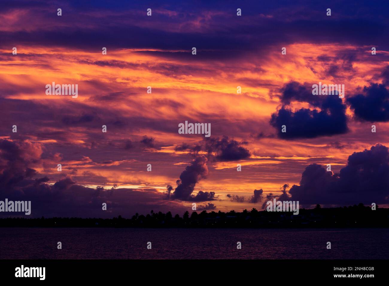 Die goldene Stunde ist der richtige Zeitpunkt, um Traumklimas zu übertragen. Die Wolken und der Himmel vermischen sich und erzeugen eine bestimmte Textur am Horizont. Stockfoto