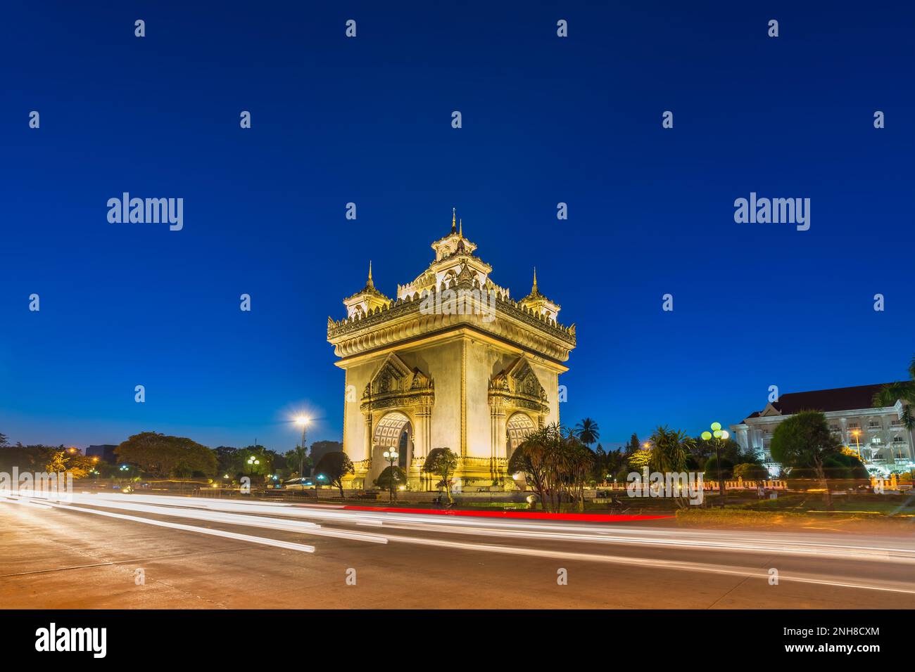 Vientiane Laos, nächtliche Skyline von Patuxai (Patuxay), dem berühmtesten Wahrzeichen von Vientiane Stockfoto