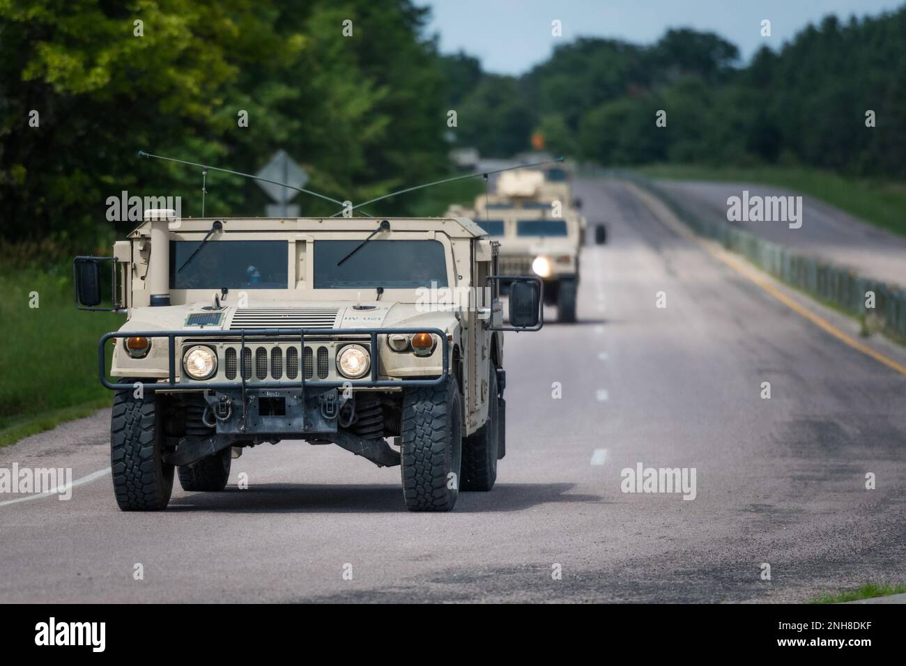 Dienstmitglieder in Fort McCoy für die Ausbildung in der 86. Training Division Warrior Übung 78-22-02 fahren Militärfahrzeuge in einem Konvoi während der Übung Operationen. Stockfoto