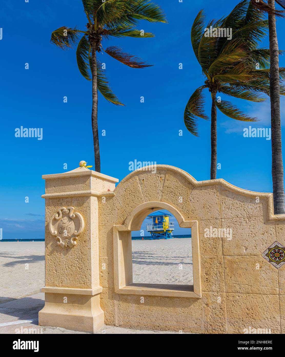 Gerahmter Lifeguard Tower, historischer Hollywood Beach Broadwalk, Hollywood, Florida, USA Stockfoto