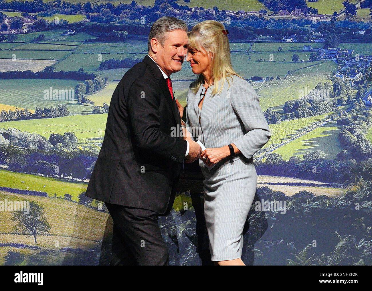 Labour Leader Sir Keir Starmer begrüßt Präsident der National Farmers' Union of England und Wales Minette Batters auf der National Farmers' Union Conference im ICC in Birmingham. Foto: Dienstag, 21. Februar 2023. Stockfoto