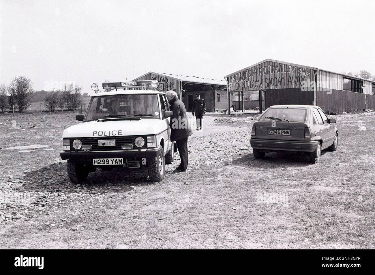 Ein Range Rover der Polizei am Schauplatz eines ländlichen 90s-Raves in Wiltshire UK. März 1991. Stockfoto