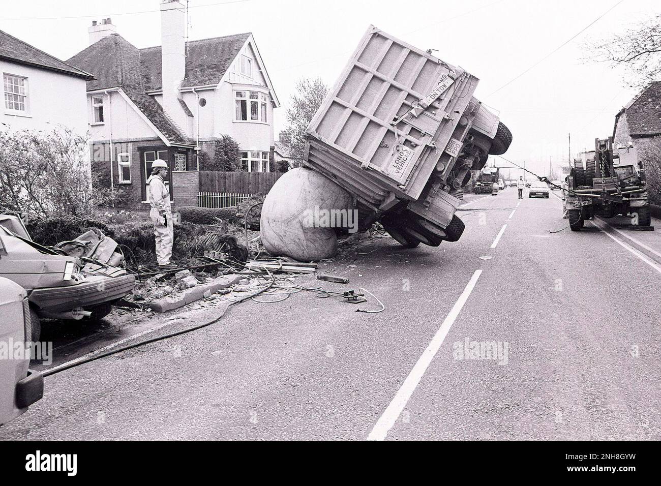 Nach einem Straßenverkehrsunfall im Dorf Stoford am A36 in der Nähe von Salisbury Wiltshire im März 1991 wird ein Lastwagen mit einem aufblasbaren Ball geborgen. Stockfoto