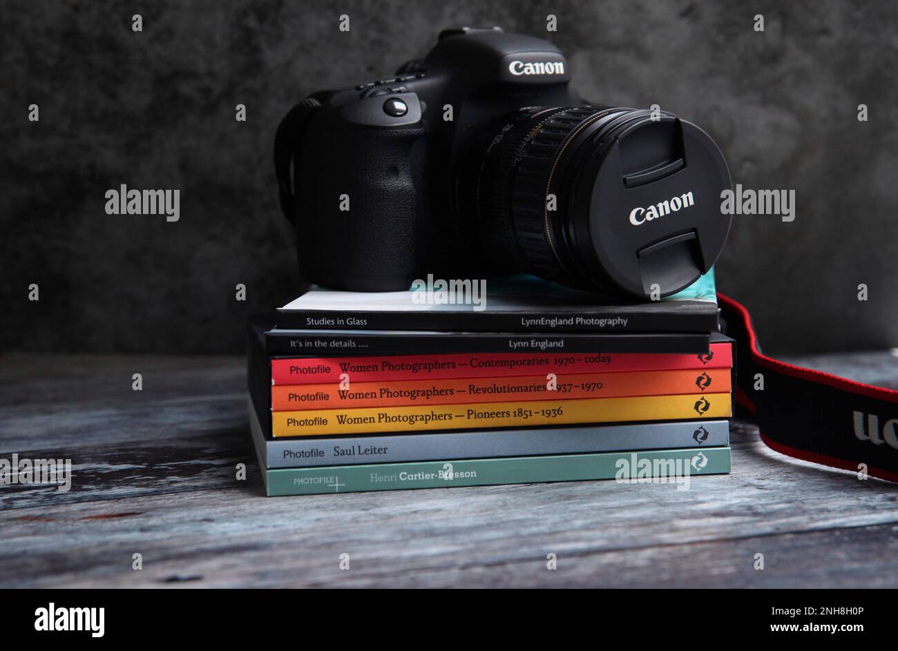 Canon DSLR im Standbild auf einem Stapel Fotobücher Stockfotografie - Alamy