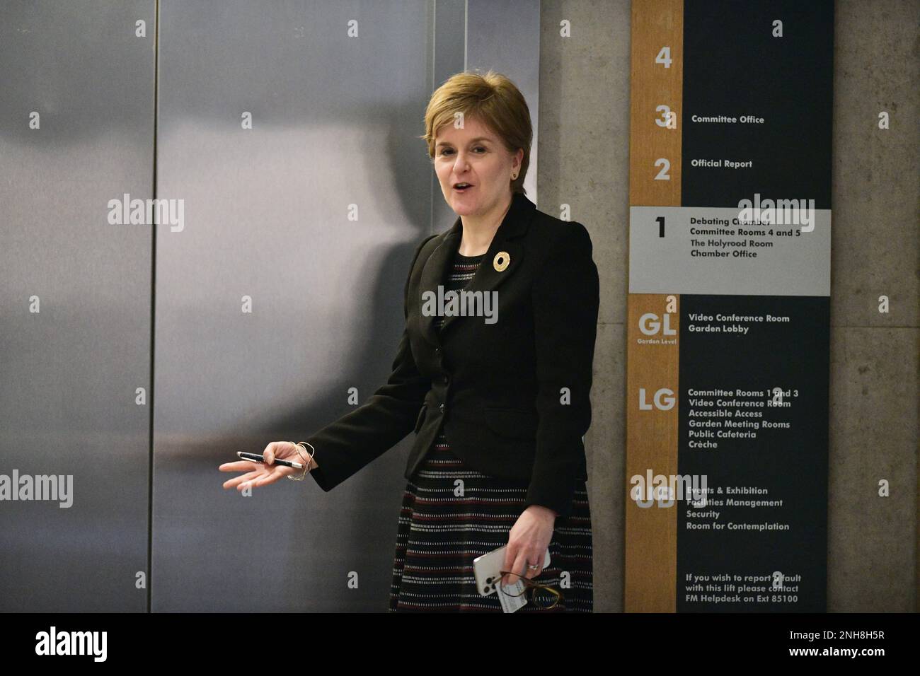 Edinburgh Schottland, Vereinigtes Königreich 21. Februar 2023 erste Ministerin Nicola Sturgeon reagiert auf die Fotografen, während sie auf den Aufzug im schottischen Parlament wartet. Live-Nachrichten von sst/alamy Stockfoto