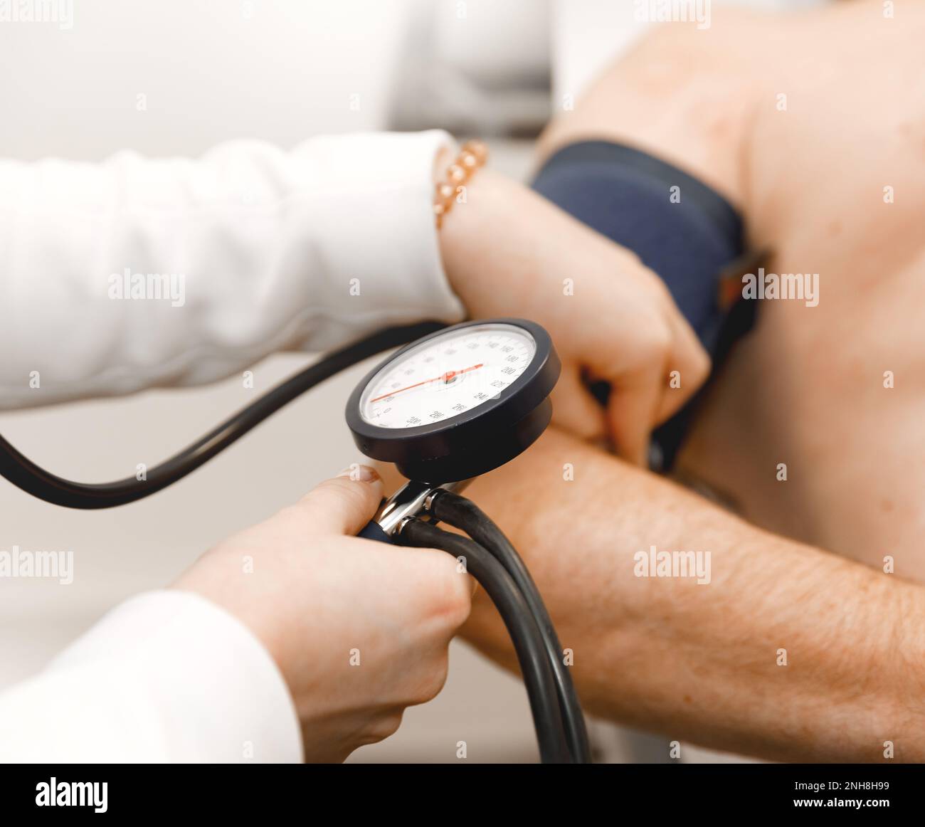 Arzt, der den arteriellen Blutdruck des alten Mannes überprüft. Gesundheitsfürsorge. Medizinisches Konzept Stockfoto