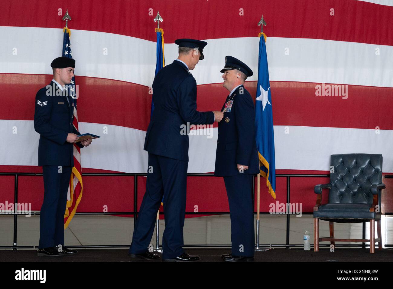 USA Generalmajor der Luftwaffe Craig Wills, 19. Air Force Commander, überreicht Oberst Craig Prather, ehemaliger 47. Flying Training Wing Commander, eine Legion of Merit Medaille während der Zeremonie zum Kommandowechsel 47. im Flying Training Wing am Luftwaffenstützpunkt Laughlin, Texas, 22. Juli 2022. Die Legion of Merit ist eine militärische Auszeichnung der US-Streitkräfte, die für außergewöhnlich verdienstvolles Verhalten bei der Erbringung herausragender Dienste und Leistungen vergeben wird. Stockfoto