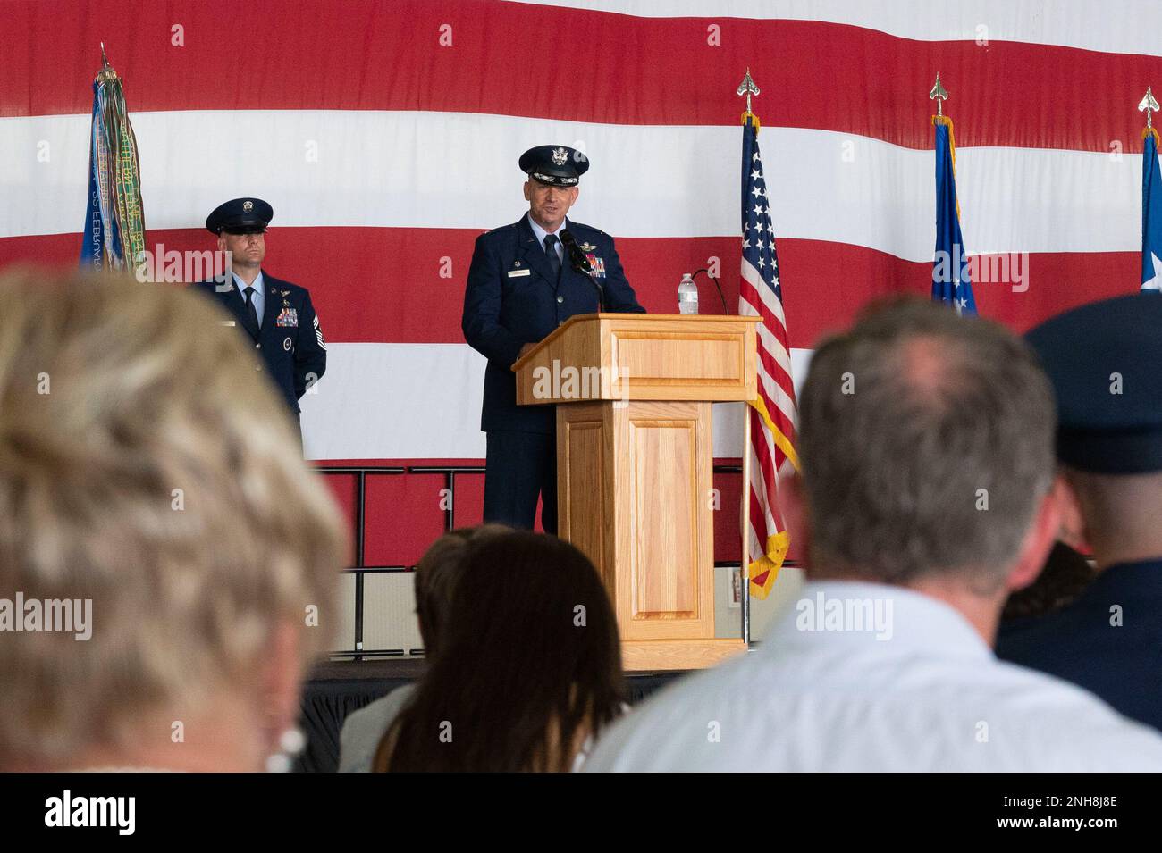 USA Air Force Oberst Kevin Davidson, 47. Flying Training Wing Commander, hält eine Rede während der Zeremonie zum Kommandowechsel 47. Flying Training Wing auf dem Luftwaffenstützpunkt Laughlin, Texas, 22. Juli 2022. Als Befehlshaber wird Davidson fast 2.800 militärische und zivile Mitarbeiter beaufsichtigen, die jährlich mehr als 61.000 Flugzeugtypen zur Unterstützung von Laughlins spezialisierter Pilotenausbildung für Undergraduate durchführen. Stockfoto