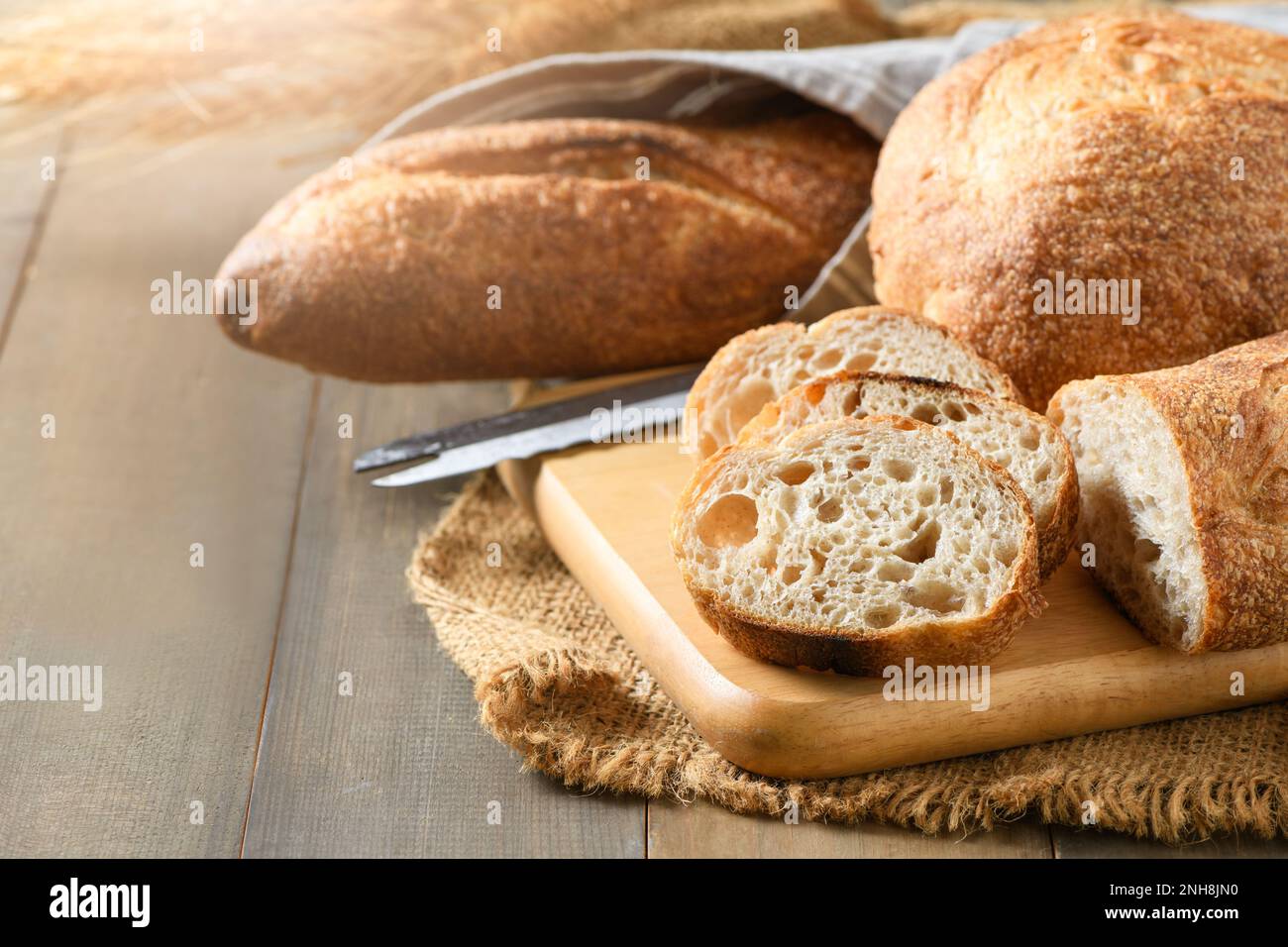 Hausgemachtes Baguette-Brot auf Holzhintergrund, Brot- und Backwarenkonzept Stockfoto