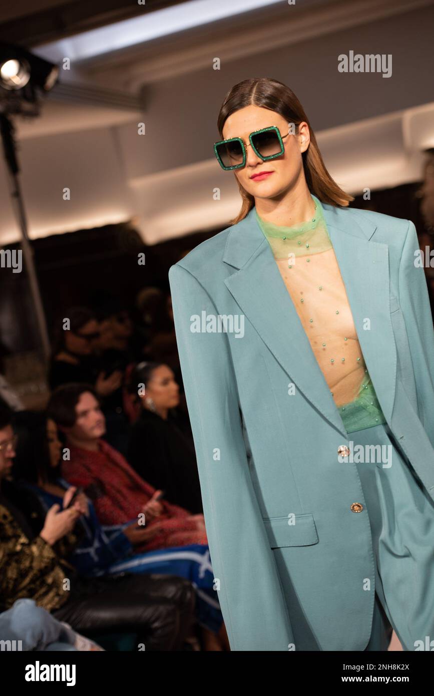 London, Großbritannien. 20. Februar 2023. Ein Model geht bei der Helen Anthony London Fashion Week AW23 Runway Show in Park Row London spazieren. Kredit: SOPA Images Limited/Alamy Live News Stockfoto