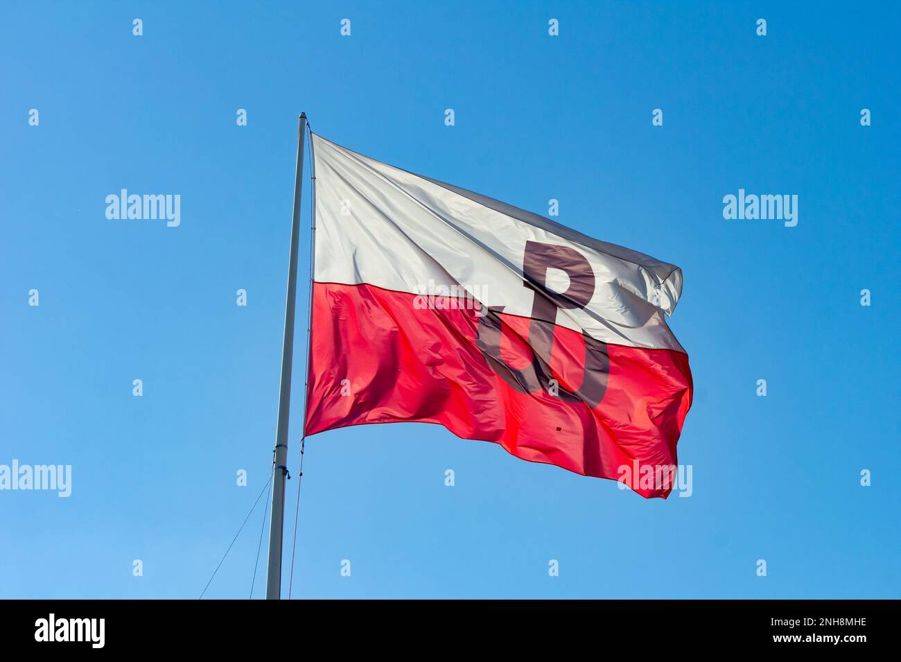 Flagge des polnischen Untergrundstaates (Polskie Panstwo Podziemne und Armia Krajowa), die in Polen im Wind mit blauem Himmel windet Stockfoto