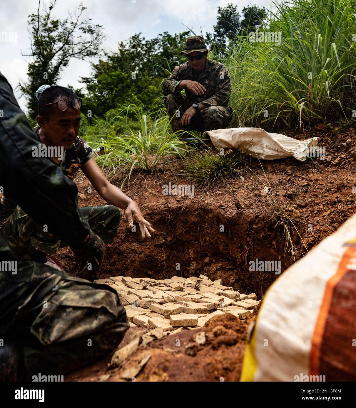 Sprengstoffbeseitigungstechniker der Royal Thai Army platzieren Antipersonenminen für die großmaßstäbliche Detonation im Ta Mor ROI Trainingsbereich während der humanitären Mine Action EOD Level 3 in der Provinz Surin, Thailand, 27. Juli 2022. Royal Thai und American Armed Forces arbeiten zusammen, um Studenten des Thailand Mine Action Center in EOD Level 3 auszubilden, um eine EOD-Kapazität zu entwickeln, die TMAC bei der Mission unterstützt, frei von Landminen zu werden. Diese Partnerschaft ist mit den USA abgestimmt Humanitäres Minenaktionsprogramm des US-Verteidigungsministeriums, das Partnerländer unterstützt, die von Landminen und explosiven Überresten betroffen sind Stockfoto