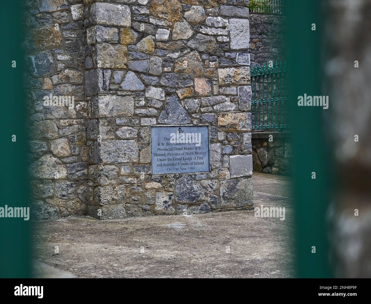Limerick, Irland - 09 18 2015: schild und Verzierungen einer kostenlosen Mauerwerk-Lodge auf einem alten historischen Gebäude im Stadtzentrum von Limerick. Stockfoto