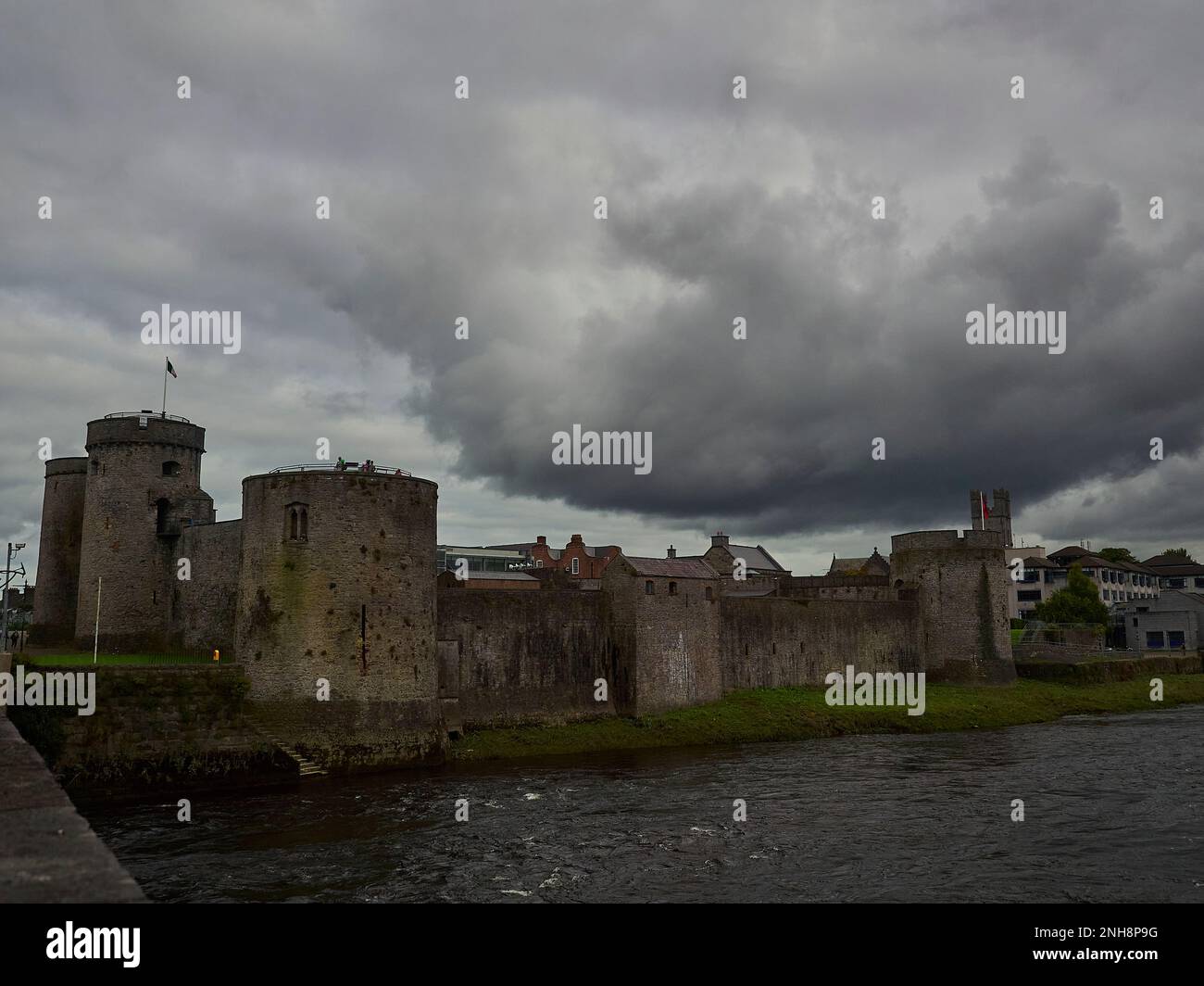 Limerick, Irland - 09 18 2015: Alte historische Burg am Fluss shannon im Stadtzentrum von Limerick. Stockfoto