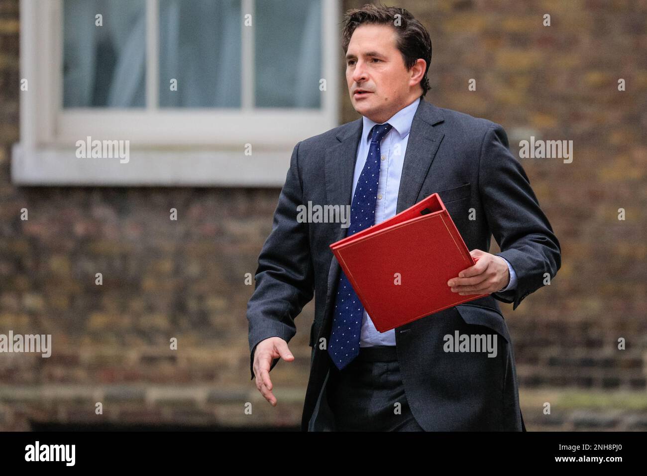 London, Großbritannien. 21. Februar 2023. Johnny Mercer, MP, Staatsminister, Minister für Veteranenangelegenheiten im Kabinettsbüro.Minister nehmen an der wöchentlichen Kabinettssitzung in der Downing Street Teil, inmitten von Spannungen und potenziellen oder drohenden Rücktritten infolge der laufenden Verhandlungen über das Nordirland-Protokoll; Sowie andere inhaltliche Fragen zwischen den verschiedenen Sektionen der Konservativen Partei. Kredit: Imageplotter/Alamy Live News Stockfoto