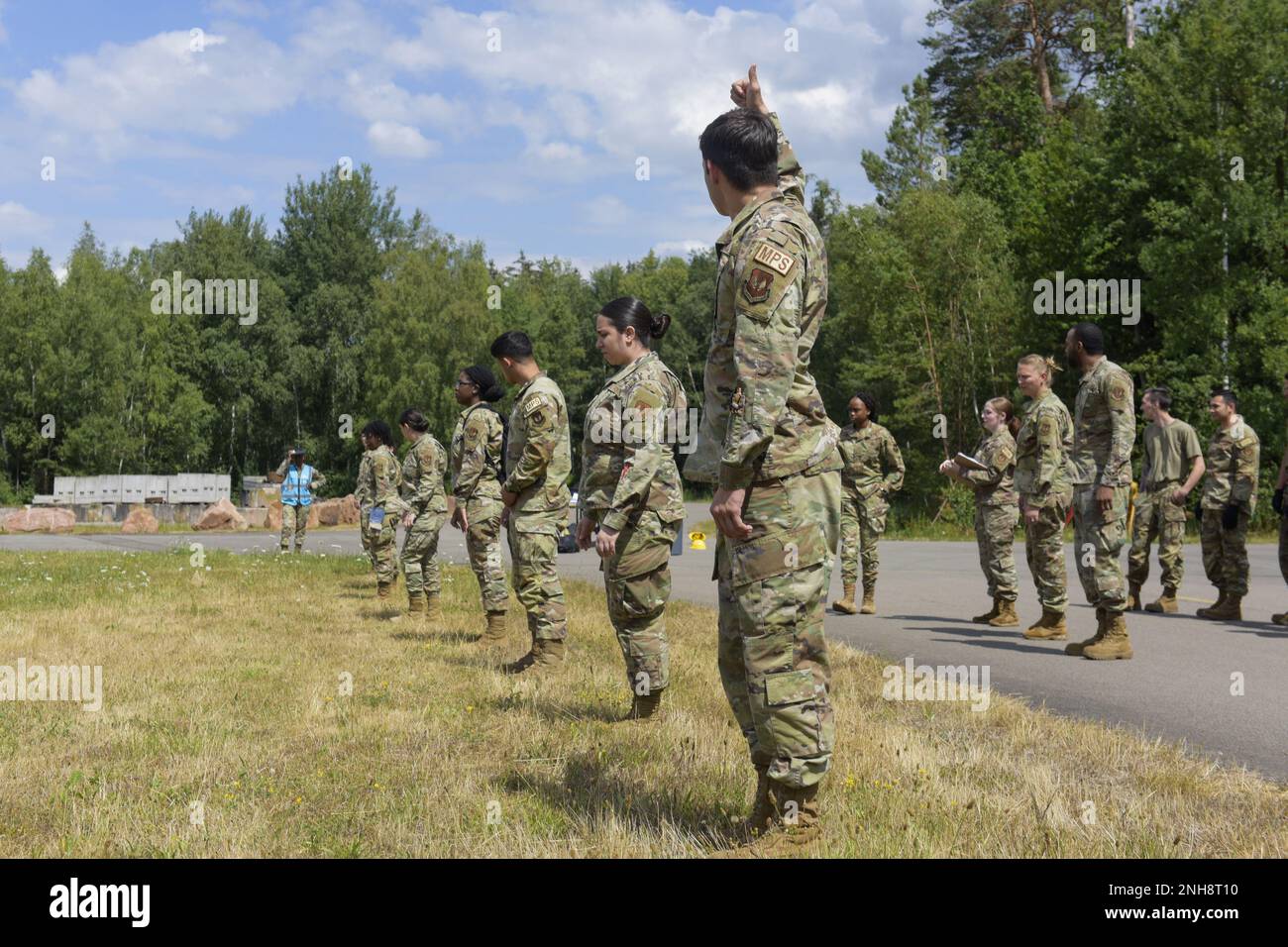 USA Air Force Airmen, die dem 86. Airlift Flügel zugeteilt wurden, führen Such- und Rettungsaktionen während eines simulierten C130-J Super Hercules Flugzeugabsturzes während des Übungseinsatzes Varsity 22-3 am Luftwaffenstützpunkt Ramstein, Deutschland, am 27. Juli 2022 durch. Flugzeuge, die von einem vorläufigen Sicherheitsausschuss ernannt wurden, lokalisieren, Bergen und dokumentieren menschliche Überreste und Trümmer von Flugzeugabstürzen, um Beweise für künftige Untersuchungen zu bewahren. Stockfoto