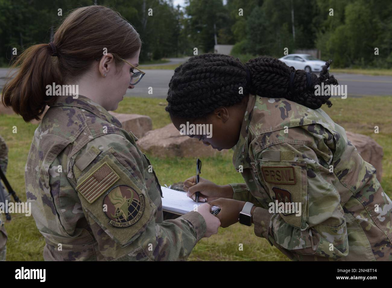 USA Air Force Airman 1. Class Madison Wrezinski, Left, und Airman 1. Class Courtney Stevenson, Right, beide 786. Force Support Squadron Personalspezialisten schreiben Etiketten für Trümmer, die bei einem simulierten Flugzeugabsturz während Operation Varsity 22-3 auf dem Luftwaffenstützpunkt Ramstein, Deutschland, 27. Juli 2022 gefunden wurden. Während des Szenarios gefundene Trümmer und andere Gegenstände wurden mit Anmerkungen versehen und in Beweistaschen gekennzeichnet. Stockfoto