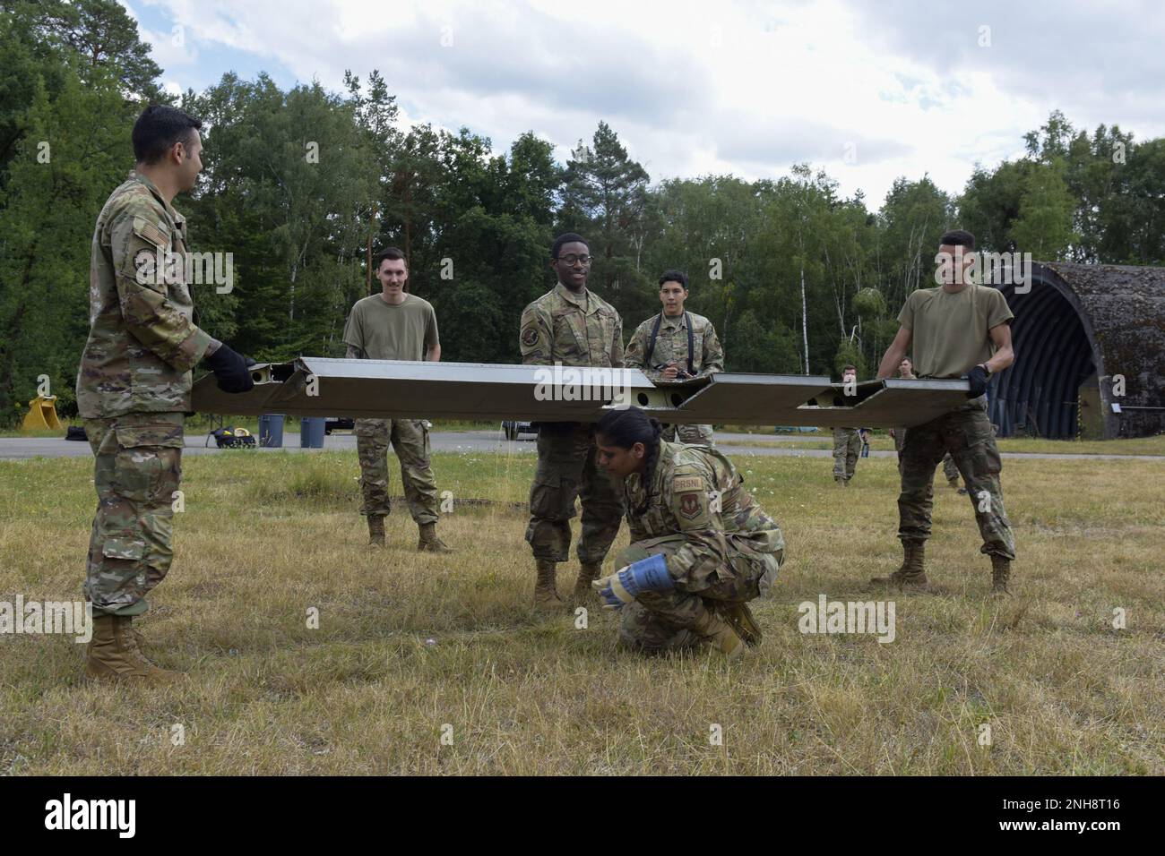 USA Air Force Airmen wurden dem 86. Airlift zugewiesen und suchen unter Schutt eines simulierten Flugzeugabsturzes während der Übungsoperation Varsity 22-3 am Luftwaffenstützpunkt Ramstein, Deutschland, 27. Juli 2022. Leichenhaus Airmen wurden während der vierteljährlichen Übung mit der Suche nach Überresten und Trümmern beauftragt. Stockfoto