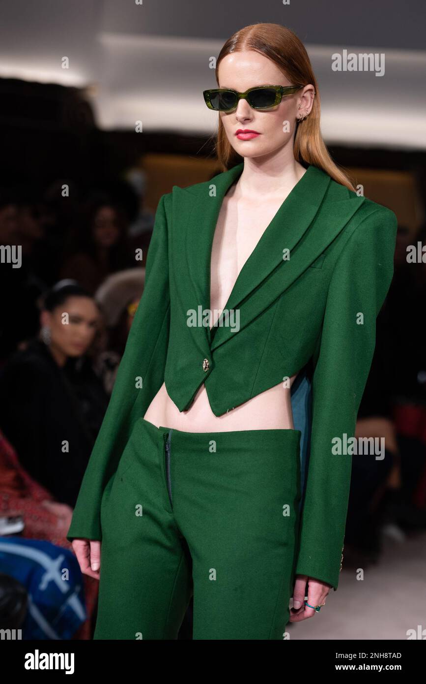 Ein Model geht bei der Helen Anthony London Fashion Week AW23 Runway Show in Park Row London spazieren. (Foto: Loredana Sangiuliano / SOPA Images/Sipa USA) Stockfoto