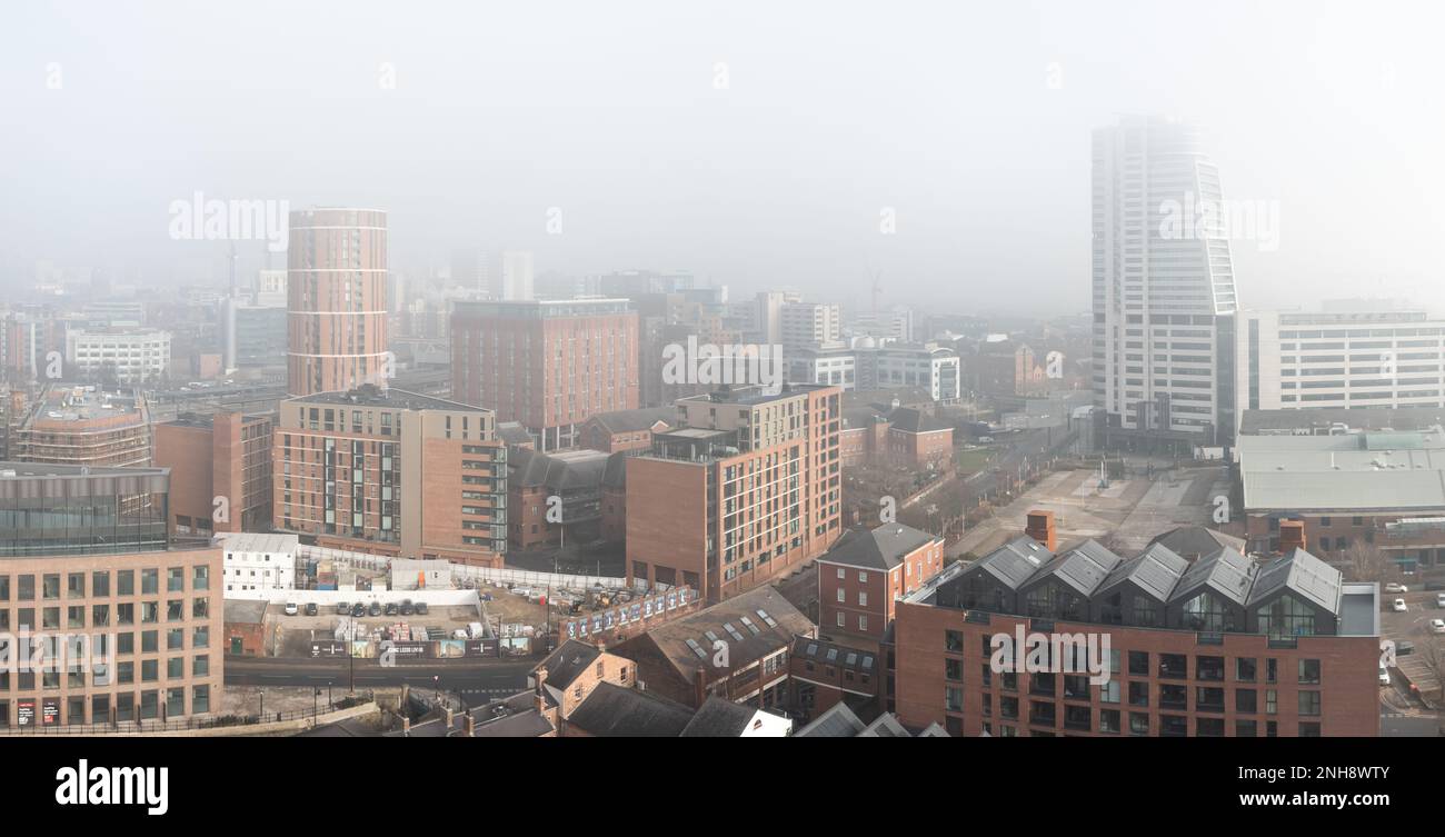 LEEDS, GROSSBRITANNIEN - 14. FEBRUAR 2023. Ein Panoramablick auf die Skyline von Leeds mit dem Wolkenkratzer Bridgewater Place, der von Nebel und Nebel bedeckt ist Stockfoto