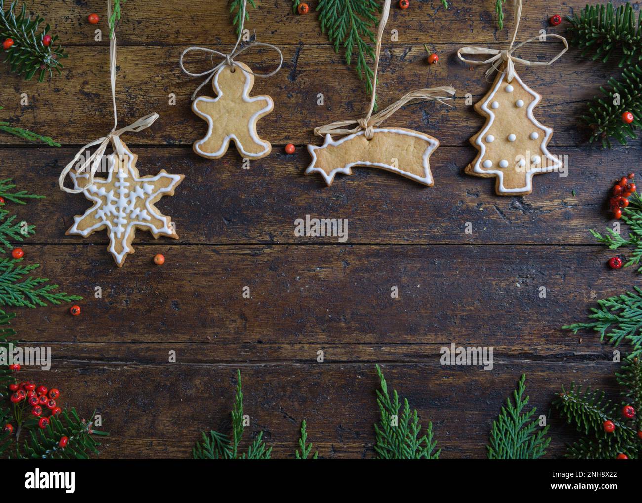 Foto von Weihnachtsmotiven, bestehend aus Teesüßen in Tierform und auf rustikalem Holzhintergrund Stockfoto