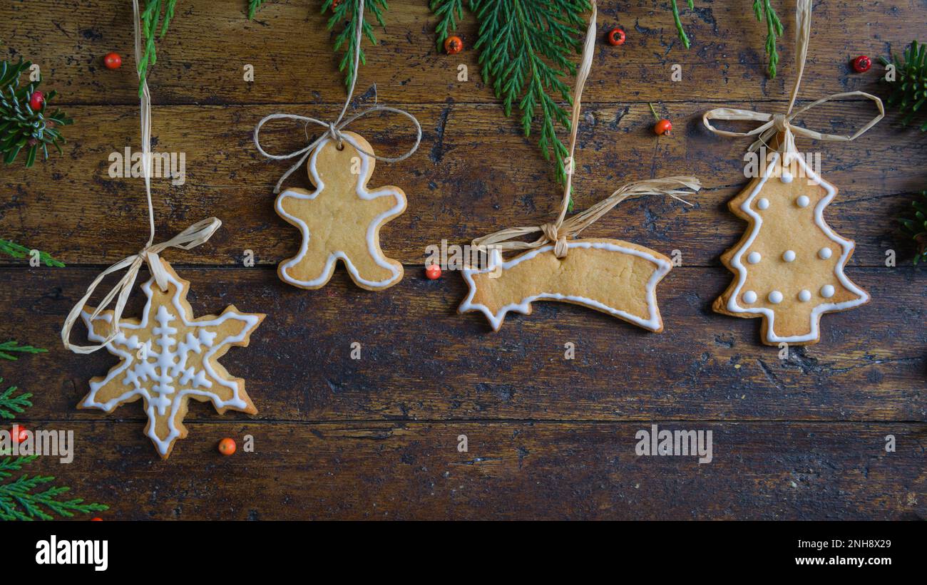 Foto von Weihnachtsmotiven, bestehend aus Teesüßen in Tierform und auf rustikalem Holzhintergrund Stockfoto