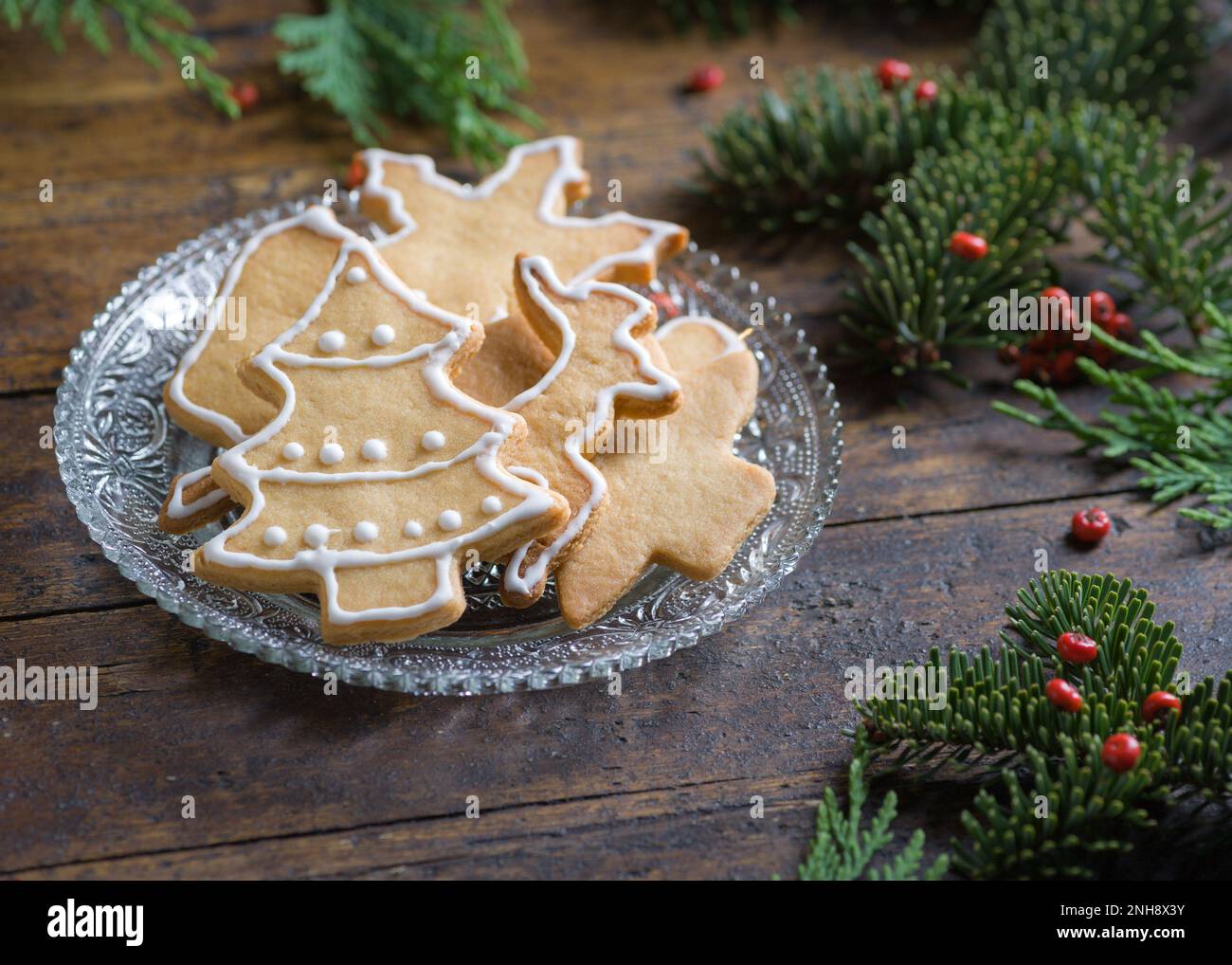Foto von Weihnachtsmotiven, bestehend aus Teesüßen in Tierform und auf rustikalem Holzhintergrund Stockfoto