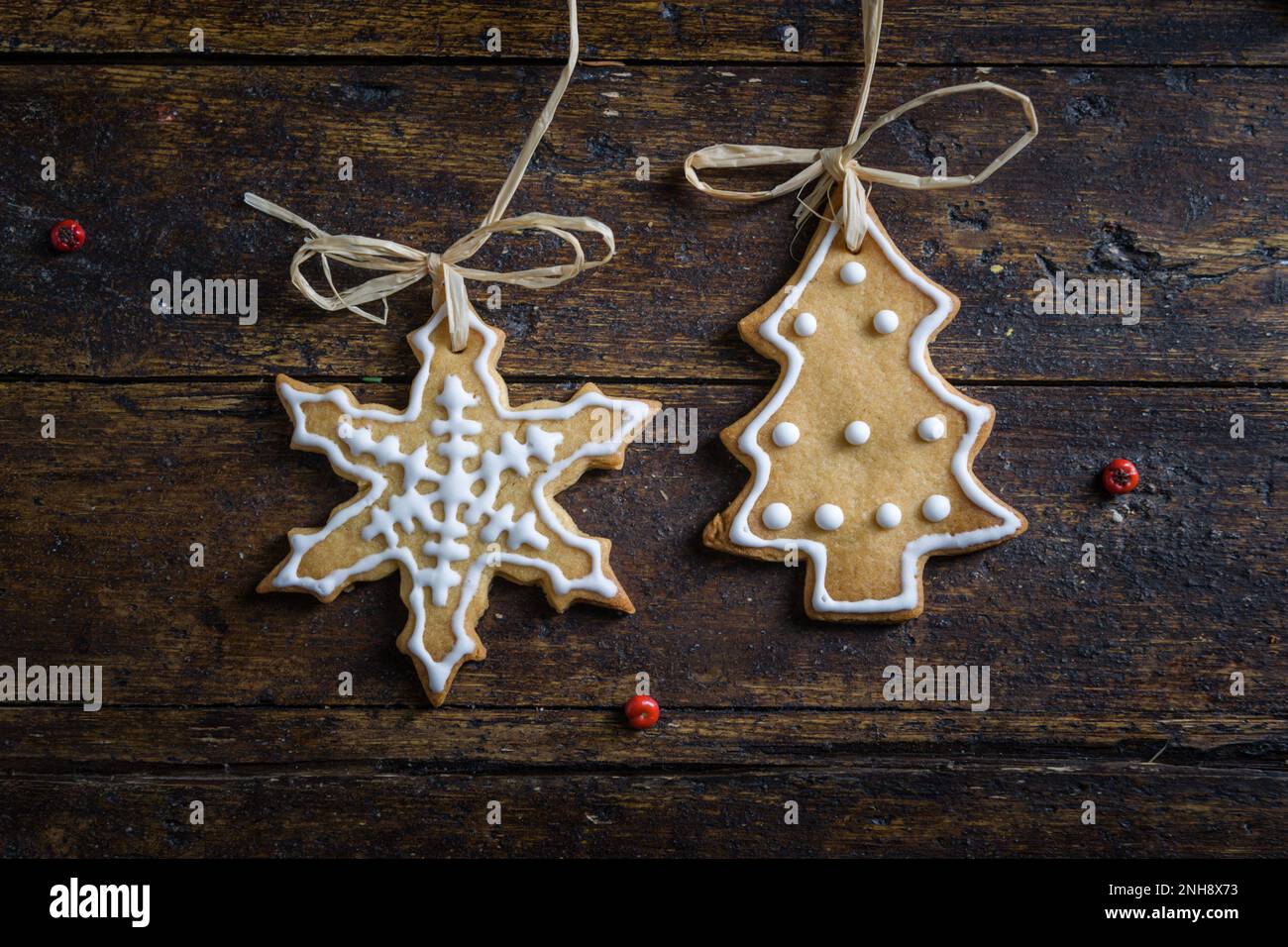 Foto von Weihnachtsmotiven, bestehend aus Teesüßen in Tierform und auf rustikalem Holzhintergrund Stockfoto