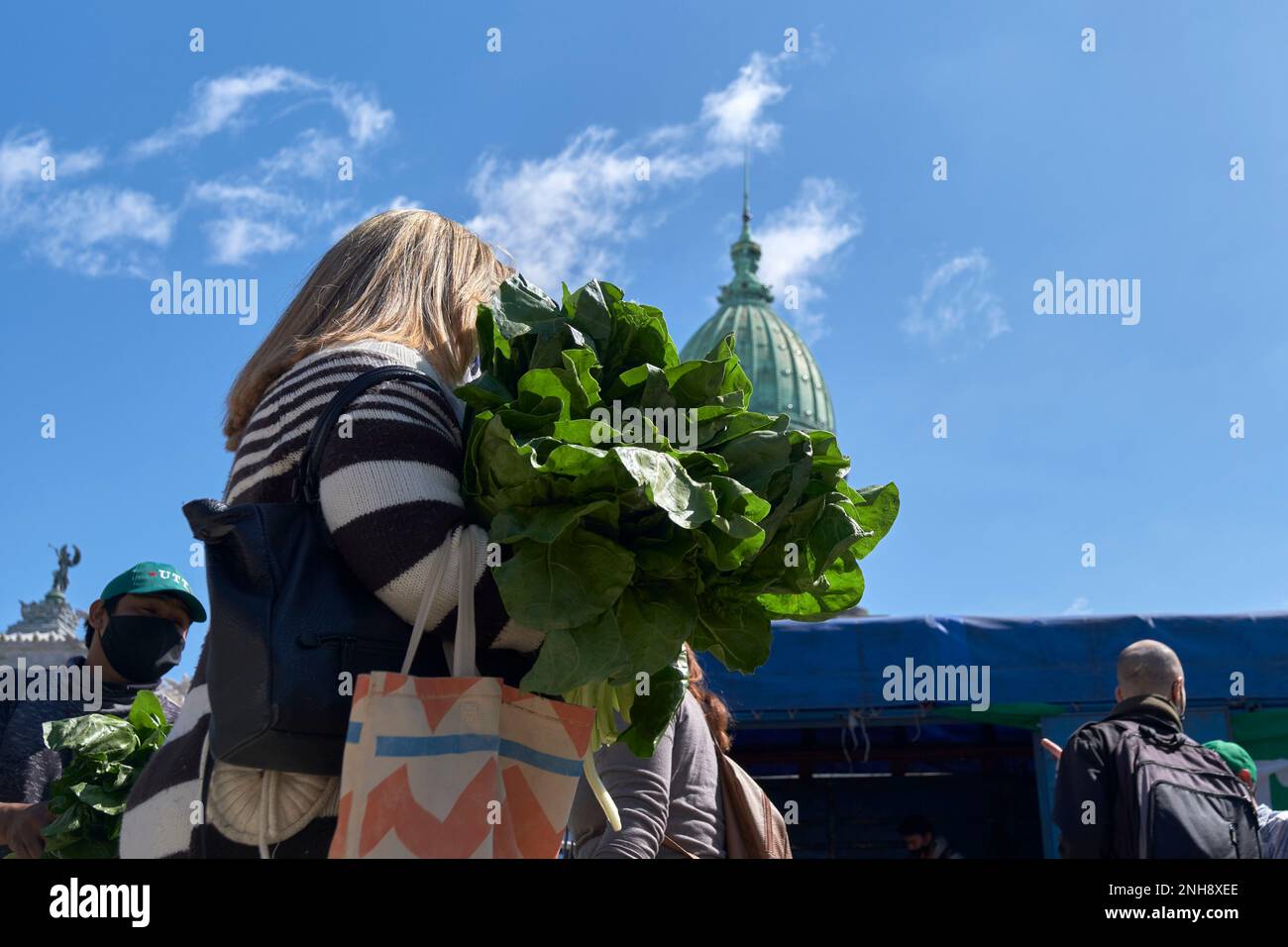 Buenos Aires, Argentinien, 21. September 2021: UTT, Union de Trabajadores de la Tierra, Land Workers Union, gab kostenlose Bio-Lebensmittel, Obst und Gemüse Stockfoto