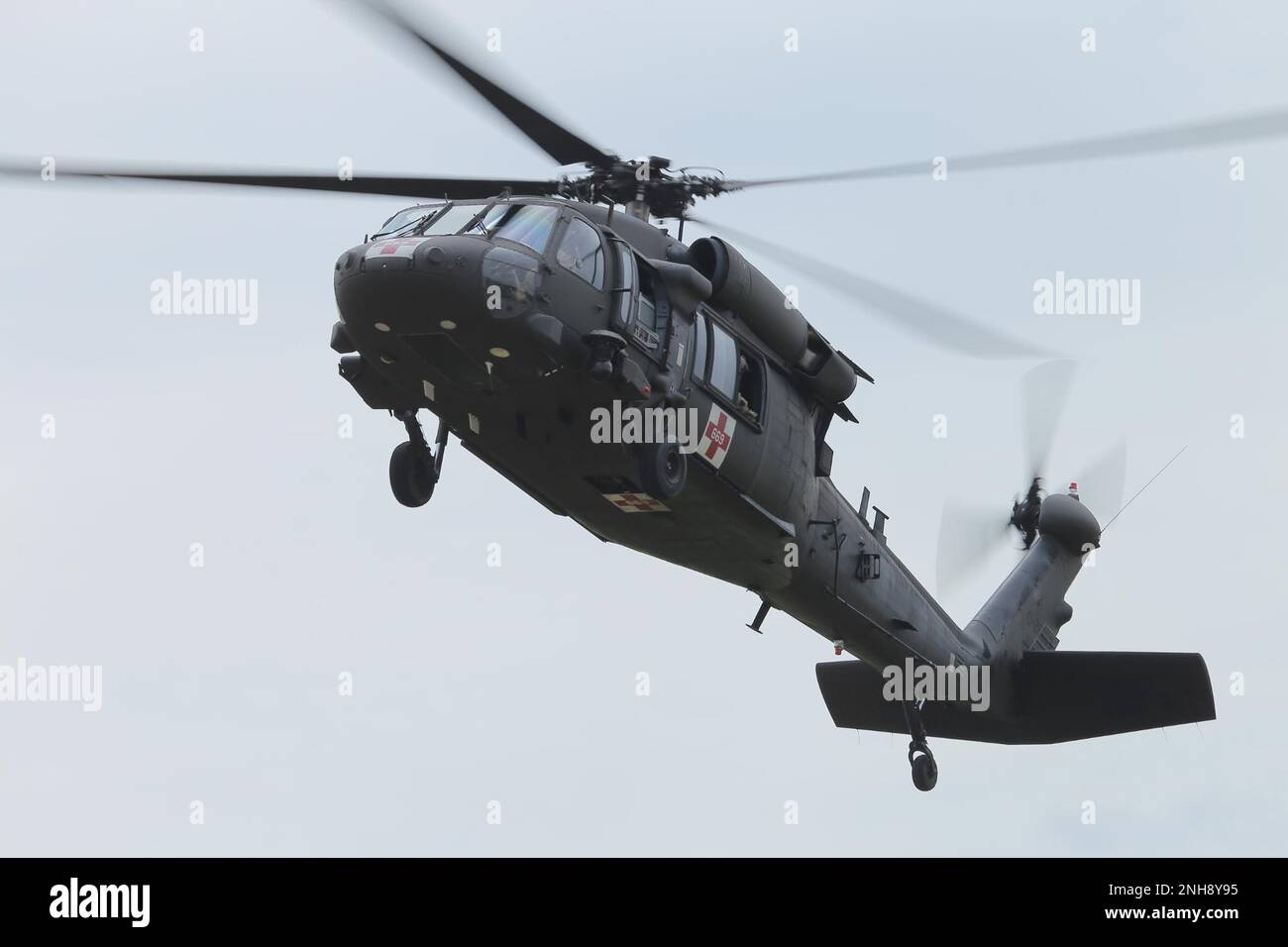 Ein UH-60 Black Hawk Helikopter der 28. Expeditionary Combat Aviation Brigade der Pennsylvania National Guard fliegt während einer kürzlichen Übung in dichtem städtischem Gelände über Philadelphia. Die Übung, die von Juli 25 bis 29 lief, wurde von der Task Force 46 durchgeführt, einem 600-köpfigen chemischen, biologischen, radiologischen oder nuklearen (CBRN) Reaktionselement, das sich aus Einheiten der Nationalgarde aus Staaten des ganzen Landes zusammensetzte. Stockfoto