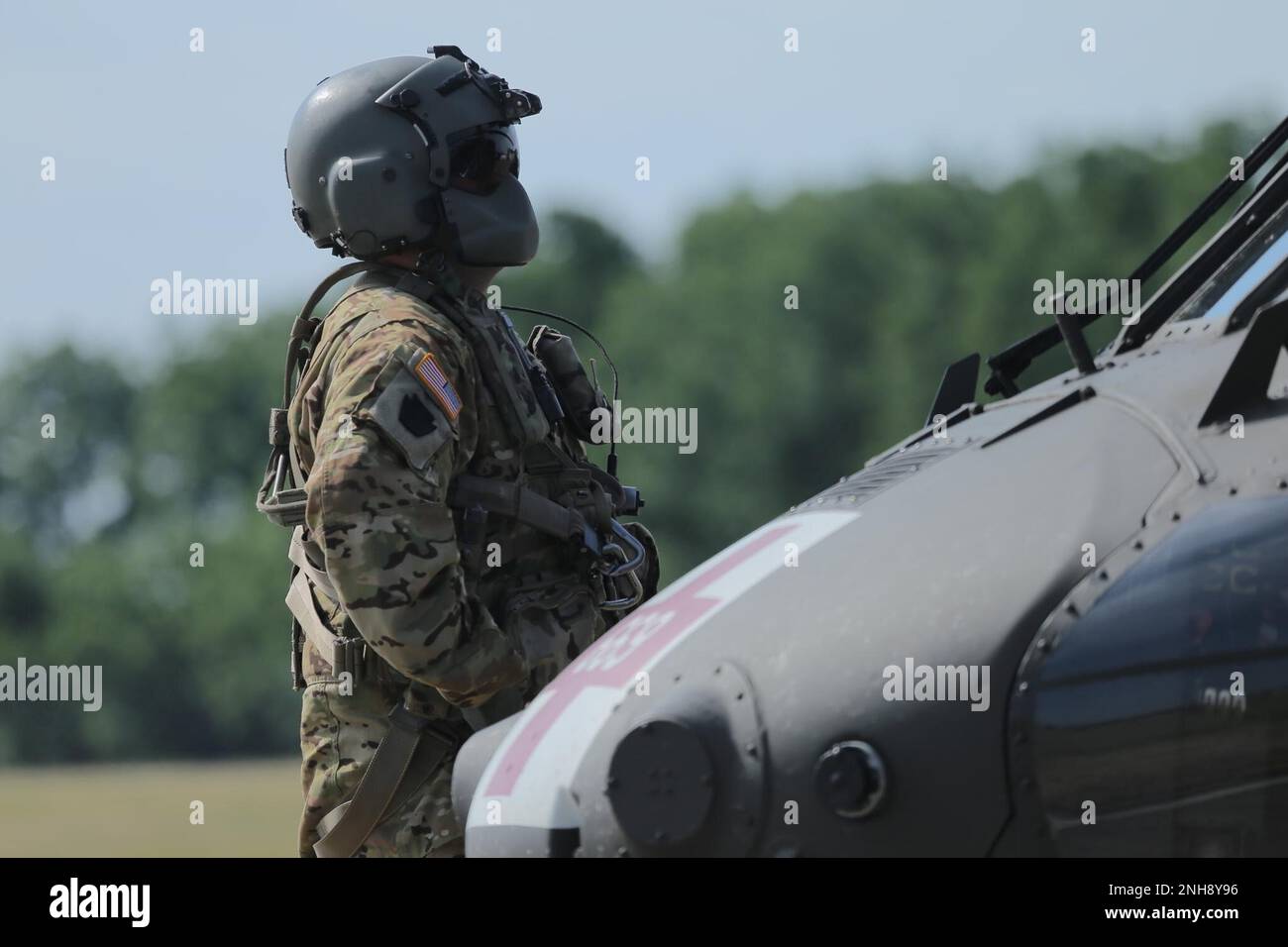 Ein Crewchef der 28. Expeditionary Combat Aviation Brigade der Pennsylvania National Guard bereitet einen UH-60 Black Hawk Helikopter für einen Flug über Philadelphia während einer kürzlichen Übung in dichtem Urban Terrain vor. Die Übung, die von Juli 25 bis 29 lief, wurde von der Task Force 46 durchgeführt, einem 600-köpfigen chemischen, biologischen, radiologischen oder nuklearen (CBRN) Reaktionselement, das sich aus Einheiten der Nationalgarde aus Staaten des ganzen Landes zusammensetzte. Stockfoto