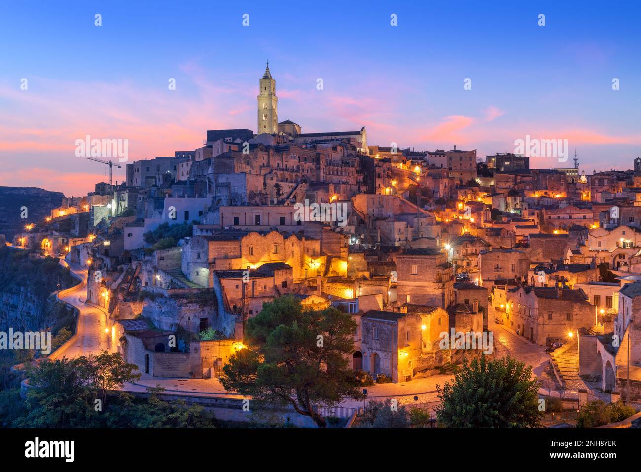 Matera, Italien, alte Stadt auf einem Hügel in der Region Basilikata bei Sonnenaufgang. Stockfoto
