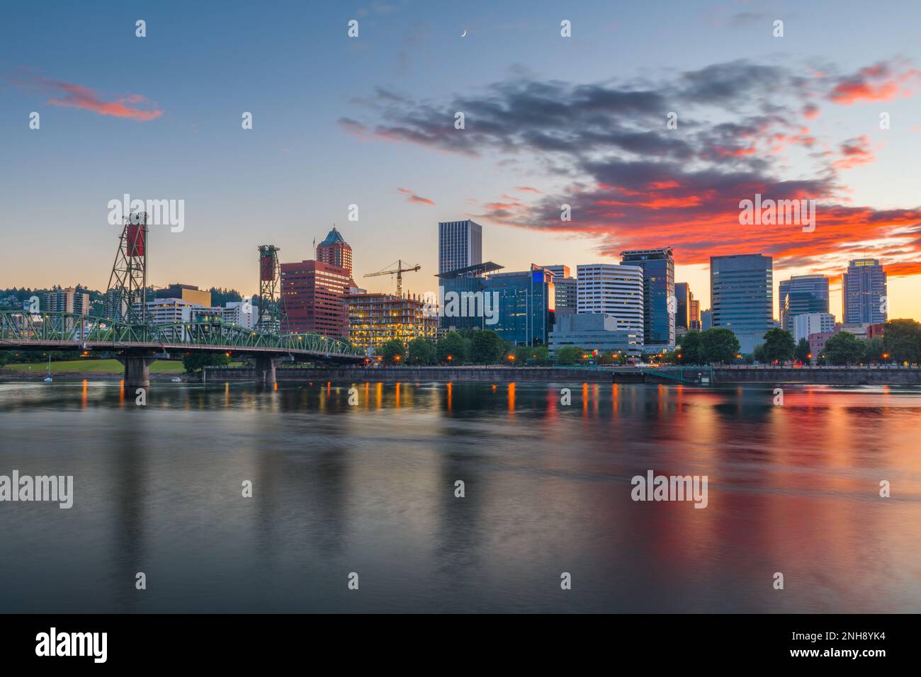Portland, Oregon, USA die Skyline in der Dämmerung auf dem Willamette River. Stockfoto