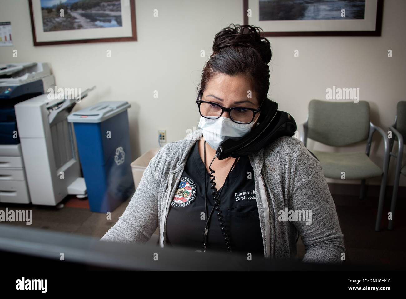 Karina Huerta, medizinische Assistentin, plant einen Patiententermin in der Musculoskeletal Integrated Practice Unit der CPT Jennifer Moreno Clinic, Fort Sam Houston, Texas, 27. Juli 2022. Patienten in der MSK-IPU erhalten sofortigen Zugang zur Unterstützung bei der Genesung, ohne auf einen langen Überweisungsprozess warten zu müssen. Stockfoto