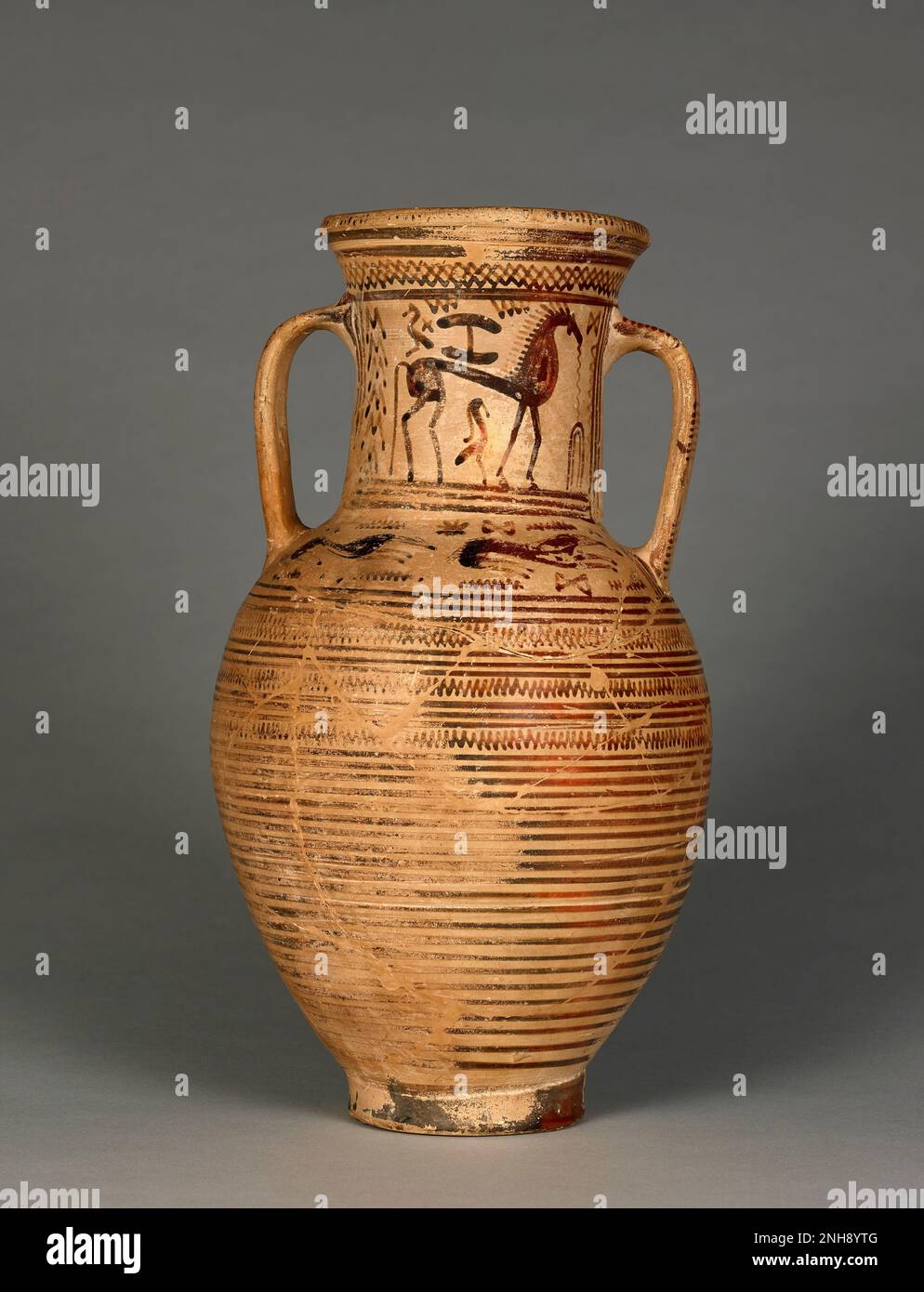 Attic Geometric Amphora; zugeordnet zu der Werkstatt des Malers von Athen 897 (Griechisch (Dachboden); ca. 720 v. Chr.; Terrakotta; 41 cm (16 1/8 Zoll). Stockfoto