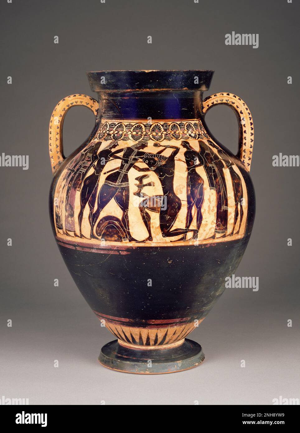 Dachboden Black-Figure Amphora; wird Lydos zugeschrieben oder einem Maler nahe Lydos (Griechisch (Dachboden), aktiv etwa 565 - 535 v. Chr.); 550-540 v. Chr Hier ist Theseus, der den Minotaurus tötet. Theseus stürzt sein Schwert durch den Hals des Monsters, während die befreiten Jugendlichen und Jungfrauen zusehen. Die unzivilisierte Natur des Minotaurus zeigt sich in seiner Wahl der Waffe: Einem Felsen, der in seiner erhobenen Hand festgehalten ist. Stockfoto