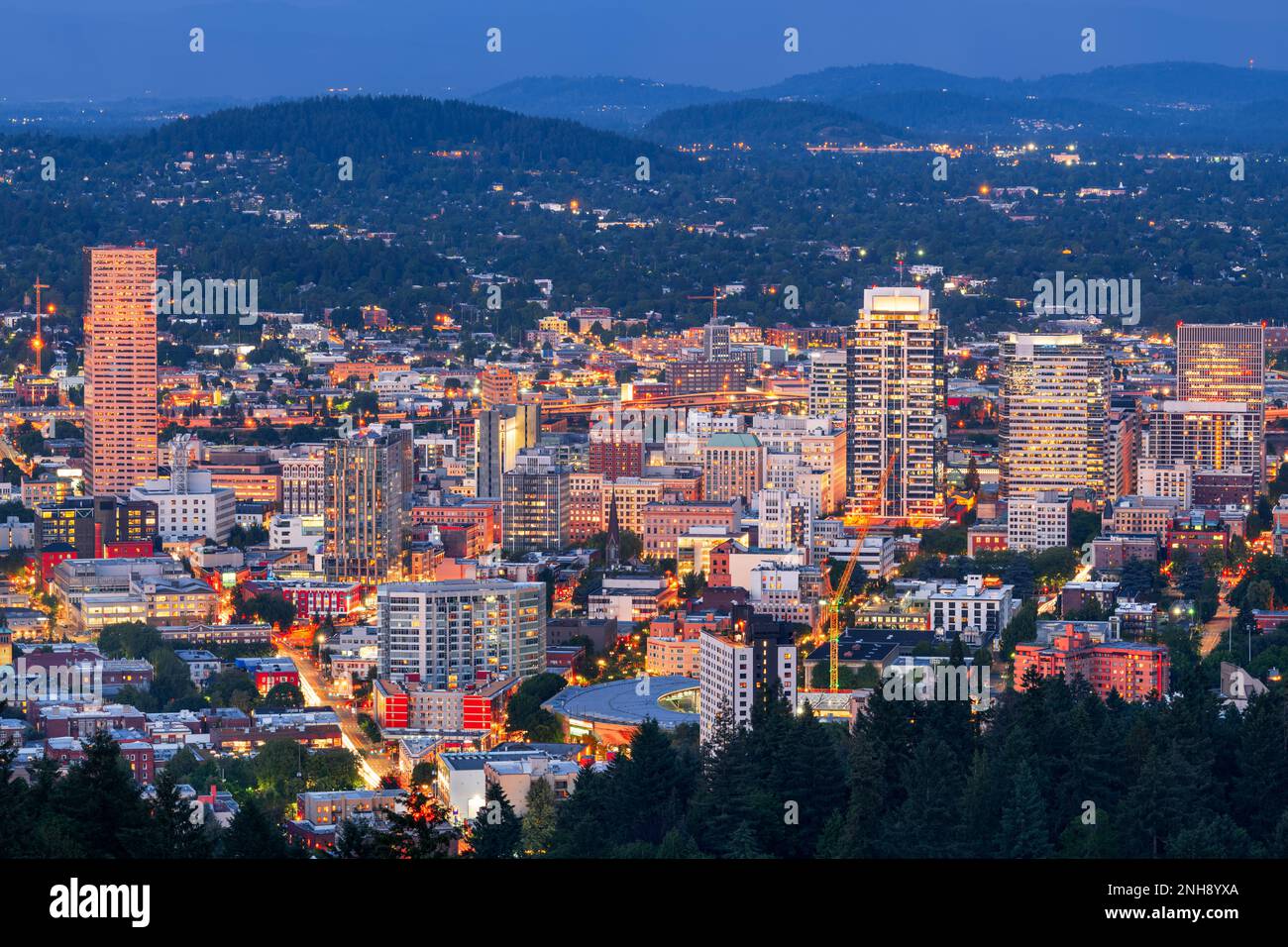 Portland, Oregon, USA downtown Stadtbild in der Dämmerung. Stockfoto