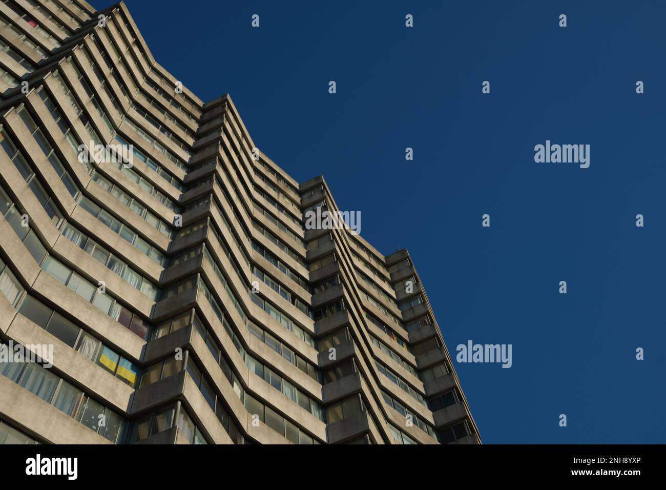 Blick auf das Arlington House, ein Beton-Apartmentblock, der in1964 in Margate erbaut wurde Stockfoto