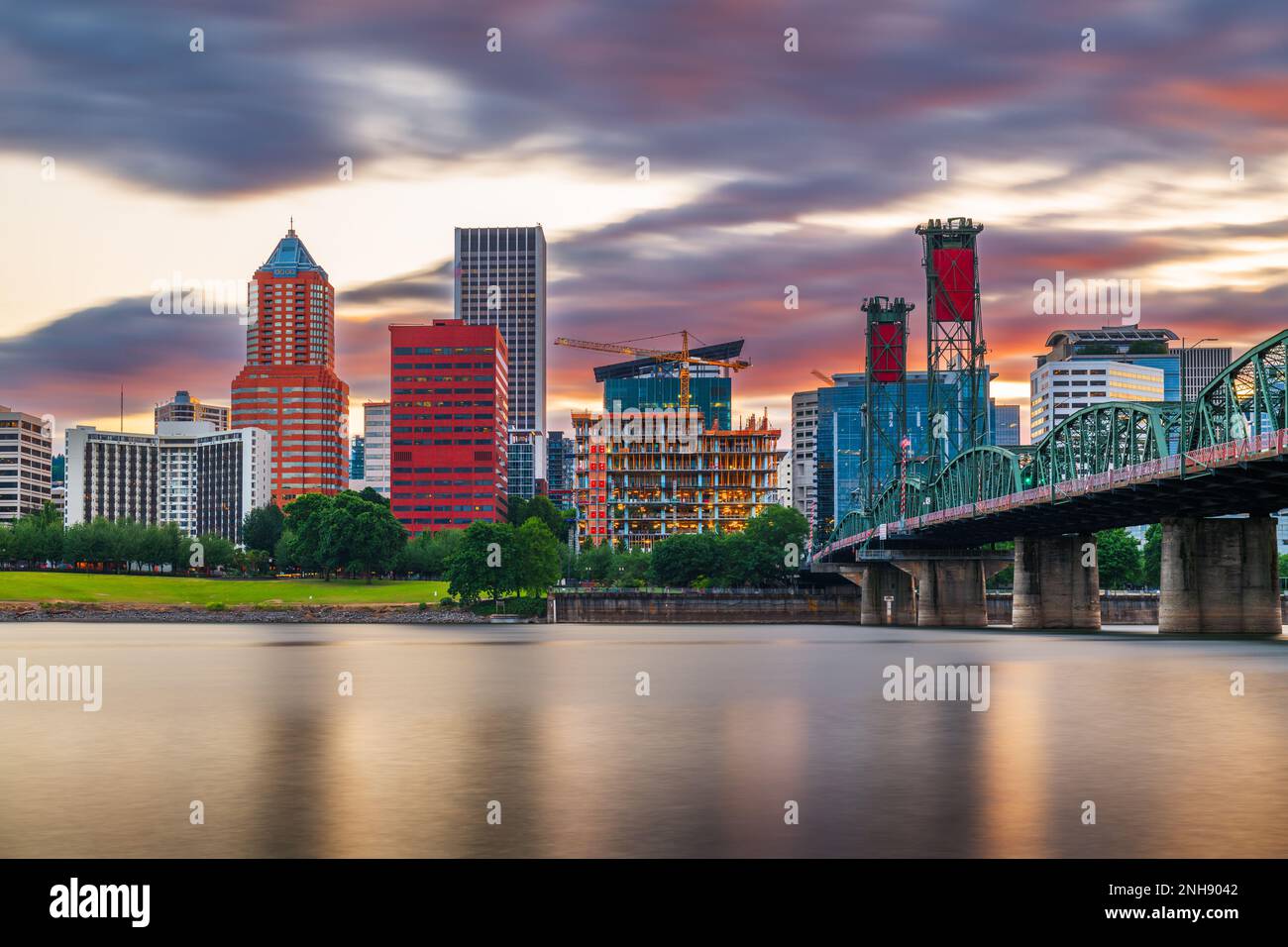 Portland, Oregon, USA die Skyline in der Dämmerung auf dem Willamette River. Stockfoto