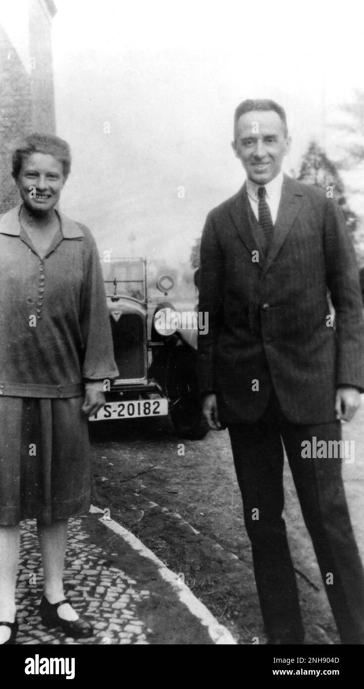 Hertha Sponer (links) und Otto Oldenburg (rechts) in einer Straße, ca. 1927. Hertha Sponer (1895-1968) war eine deutsche Physikerin und Chemikerin, die zur modernen Quantenmechanik und Molekularphysik beitrug. Oldenburg war Physikprofessor an der Universität Göttingen und Harvard. Stockfoto