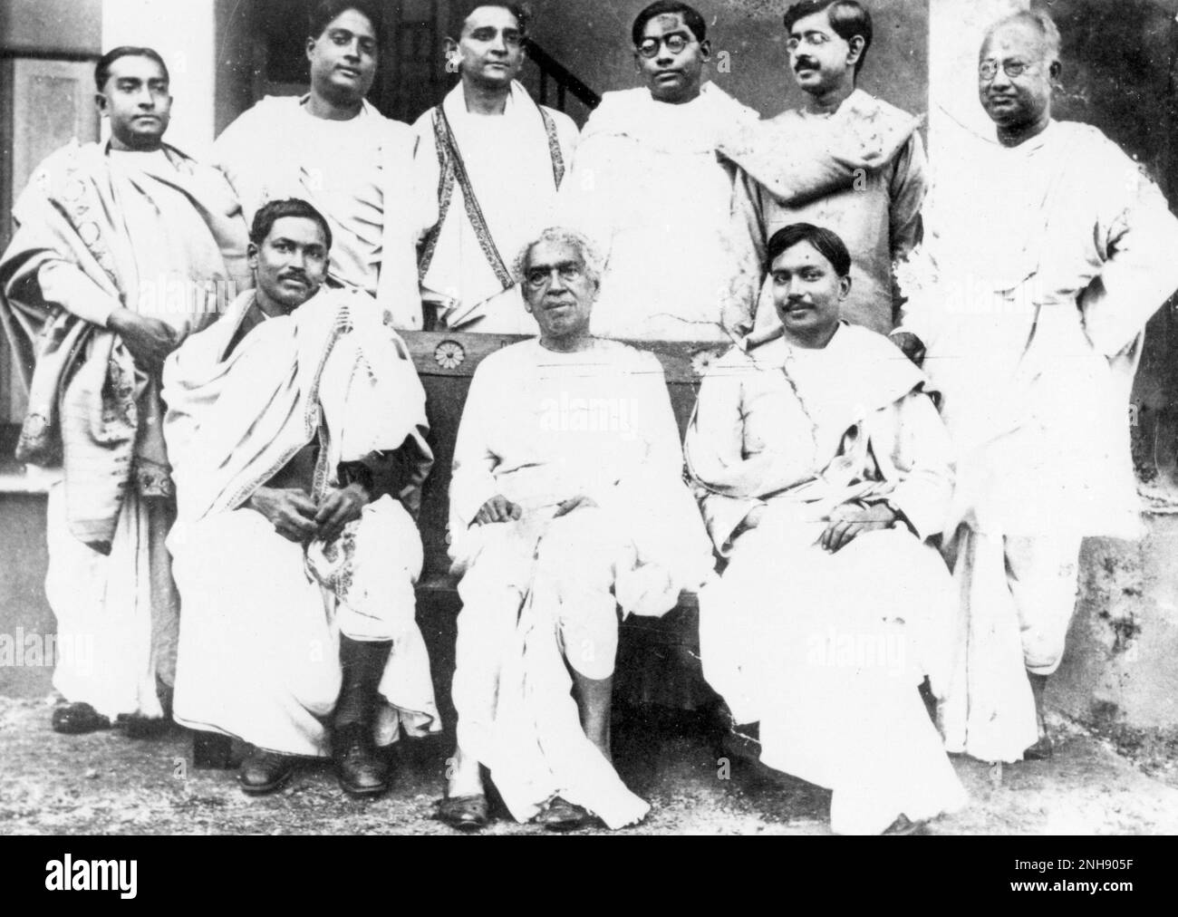 Satyendra Nath Bose, indische Mathematikerin und Physikerin, zusammen mit anderen Wissenschaftlern an der Universität Kalkutta, vor 1937. Sitzplätze (von links) Meghnad Saha, Acharya Jagadish Chandra Bose, Jnan Chandra Ghosh; Stand (von links) Snehamay Dutta, Satyendra Nath Bose, Debendra Mohan Bose, Nikhil Ranjan Sen, Jnanendra Nath Mukherjee, Nagendra Chandra Nag. Stockfoto