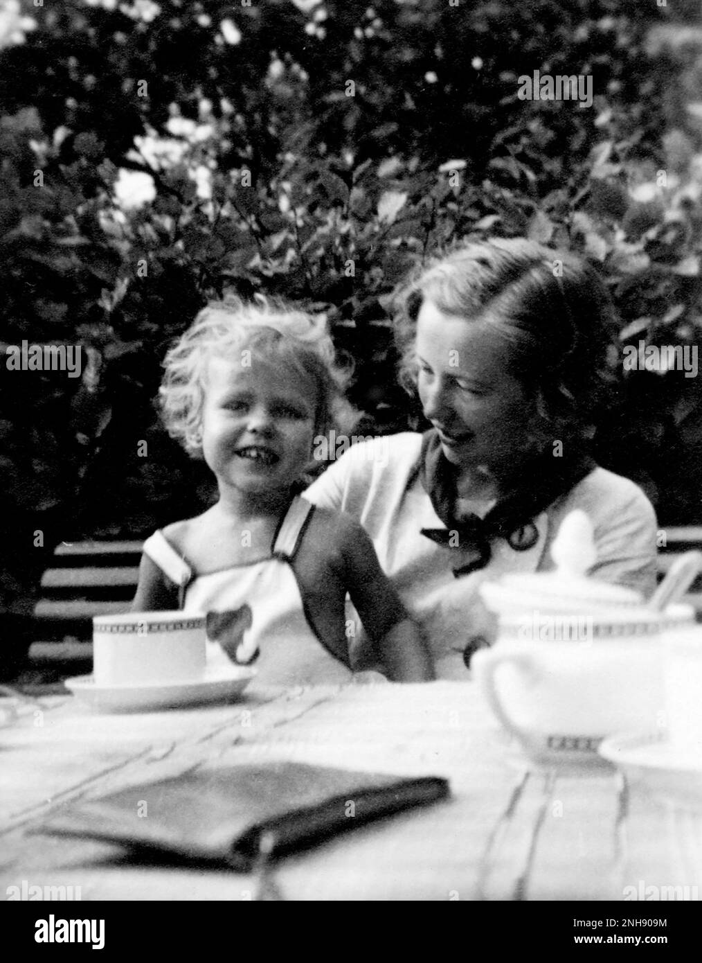 Maria Goeppert-Mayer (1906-1972) mit Tochter Marianne, Sommer 1935. Mayer war ein in Deutschland geborener amerikanischer Theoretischer Physiker und Nobelpreisträger in Physik, der das nukleare Shell-Modell des Atomkerns vorschlug. Sie war die zweite Frau, die nach Marie Curie den Nobelpreis für Physik gewann. Stockfoto