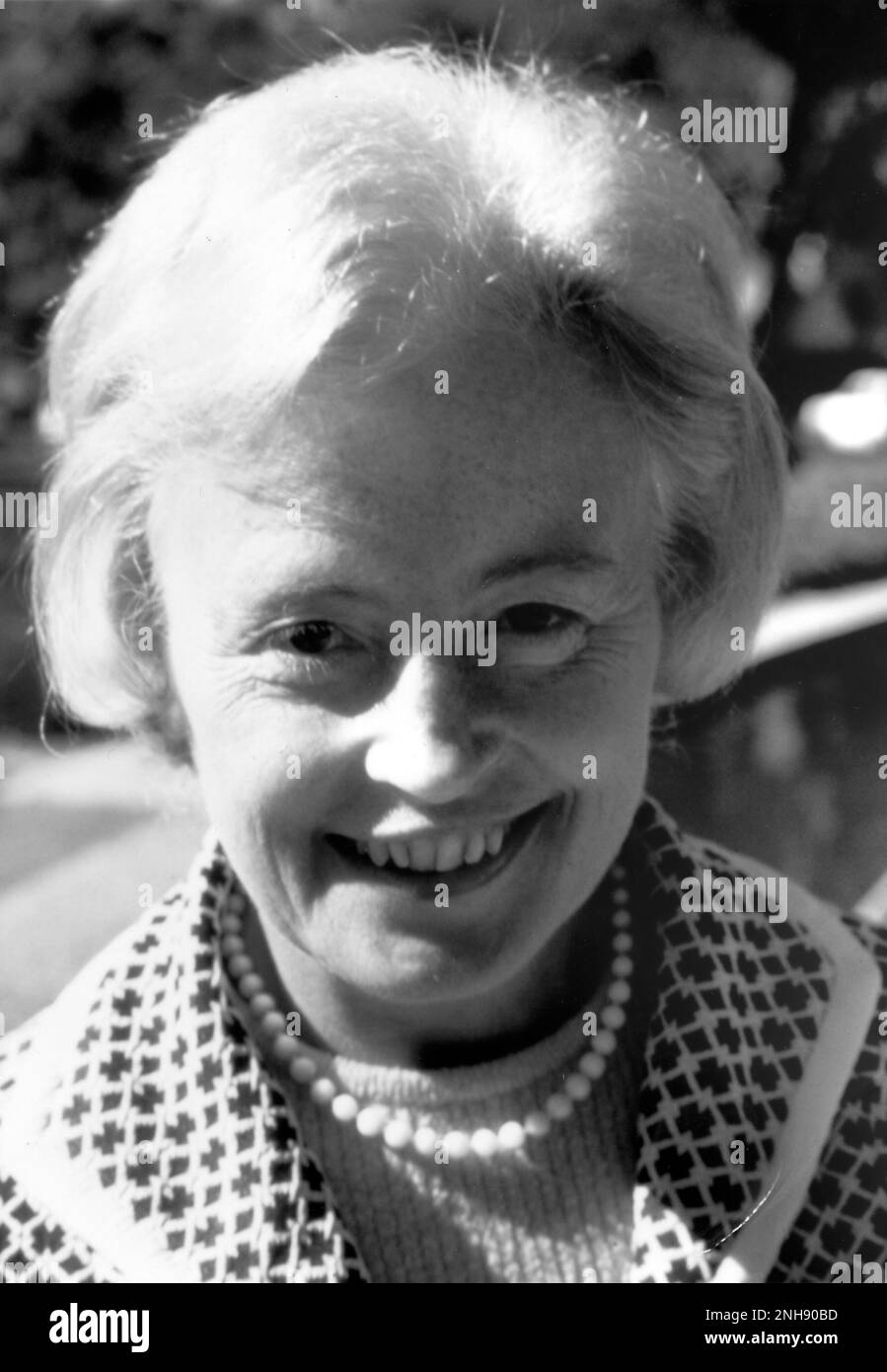 Margaret Burbidge, die erste Präsidentin der American Astronomical Society (AAS) auf der Tagung der Internationalen Astronomischen Union (IAU) in Canberra, Australien, im August 1973. Eleanor Margaret Burbidge (1919-2020) war eine britisch-amerikanische Observationsastronomin und Astrophysikerin. Sie war eine der Gründer der stellaren Nukleosynthese, arbeitete an Galaxie-Rotationskurven und Quasaren und half dabei, den schwachen Objekt-Spektrograph auf dem Hubble-Weltraumteleskop zu entwickeln. Stockfoto