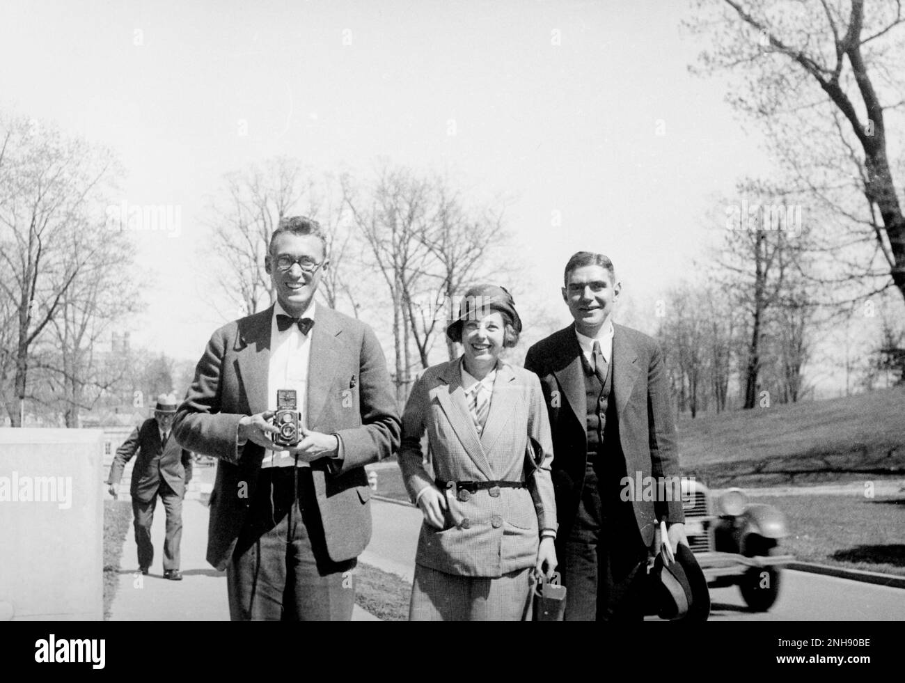 Von links nach rechts: Joseph Mayer, Maria Goeppert-Mayer und Karl Herzfeld in Washington, D.C., für das Treffen der American Physical Society (APS), vor der National Academy of Sciences (NAS). Stockfoto